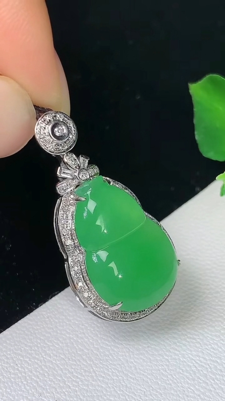 天然A货翡翠葫芦吊坠，尺寸29.8-15.7-7.8，裸石18-12.7，重量:3.60g
8月19日
