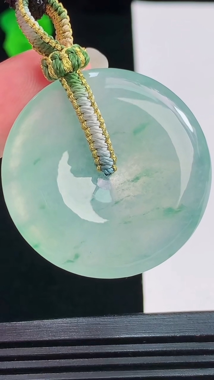 天然A货翡翠种飘花平安扣吊坠，尺寸36-5.8重量:16.23g
8月19日
