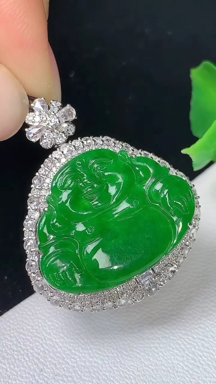 天然A货翡翠佛公吊坠，尺寸31.4-26.6-9.8，裸石17.9-23.2，重量:6.57g
8月19日