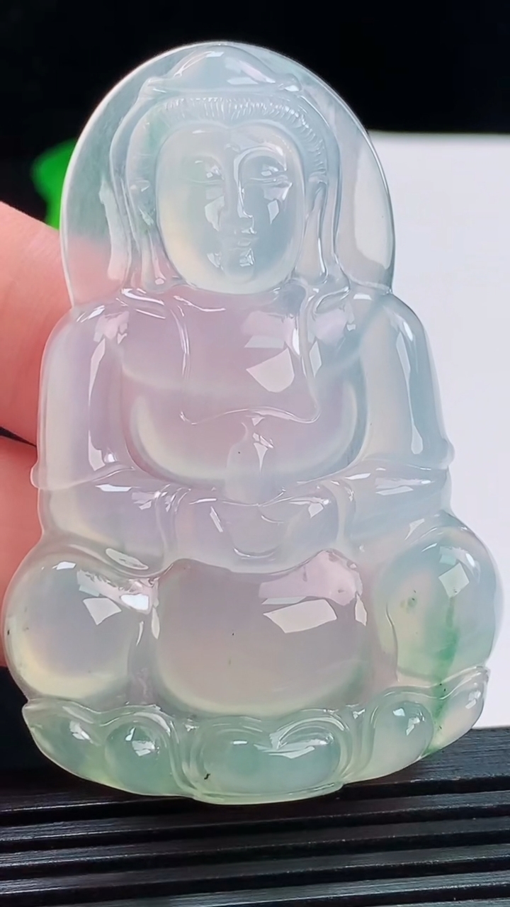 天然A货翡翠种飘花正装观音菩萨吊坠，尺寸60-39.3-5.8重量:22.70g
8月19日