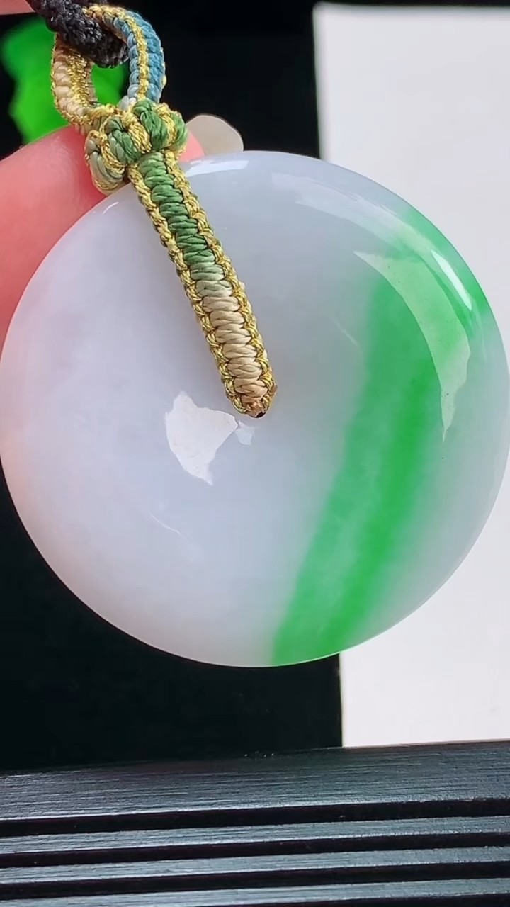 天然A货翡翠平安扣吊坠，尺寸40-6重量:21.60g
8月19日