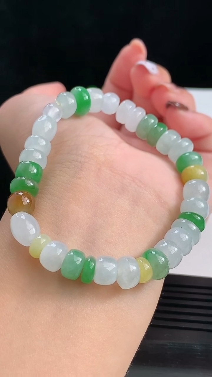 天然A货翡翠三彩算盘珠手串，尺寸7.8-6 重量:21.34g8月19日
工厂直销收藏佳品,种好水足，色泽均匀，有种有色，上手高大气！