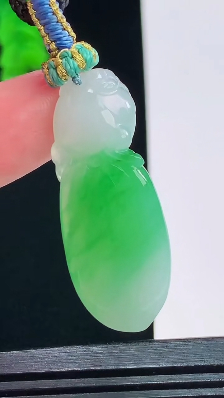天然A货翡翠福瓜吊坠，尺寸37.6-15.7-7.8重量:9.03g
8月19日