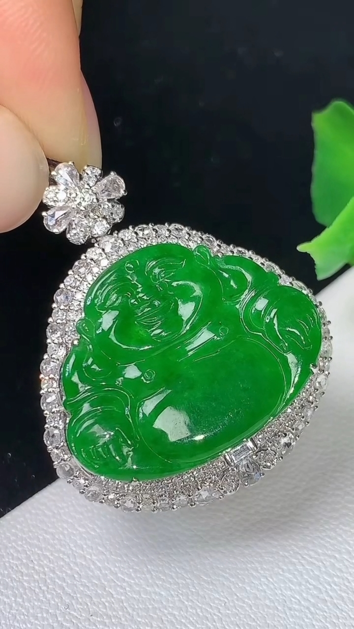 天然A货翡翠佛公吊坠，尺寸31.4-26.6-9.8，裸石17.9-23.2，重量:6.57g
8月