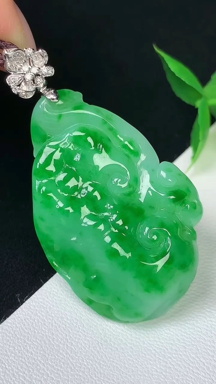 天然A货翡翠如意吊坠，尺寸48.9-39.4-26.4-9，重量:13.54g
8月19日