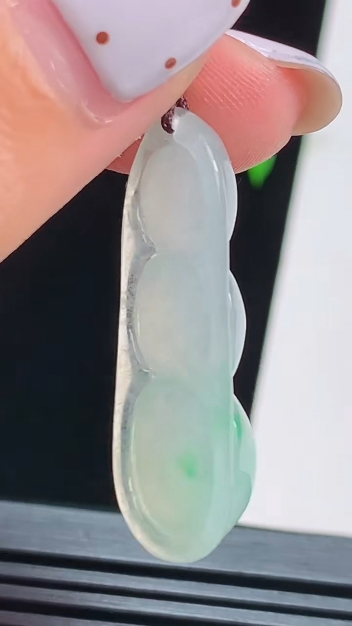 天然A货翡翠福豆吊坠，尺寸34-12-6.5 重量:4.36g
8月20日
