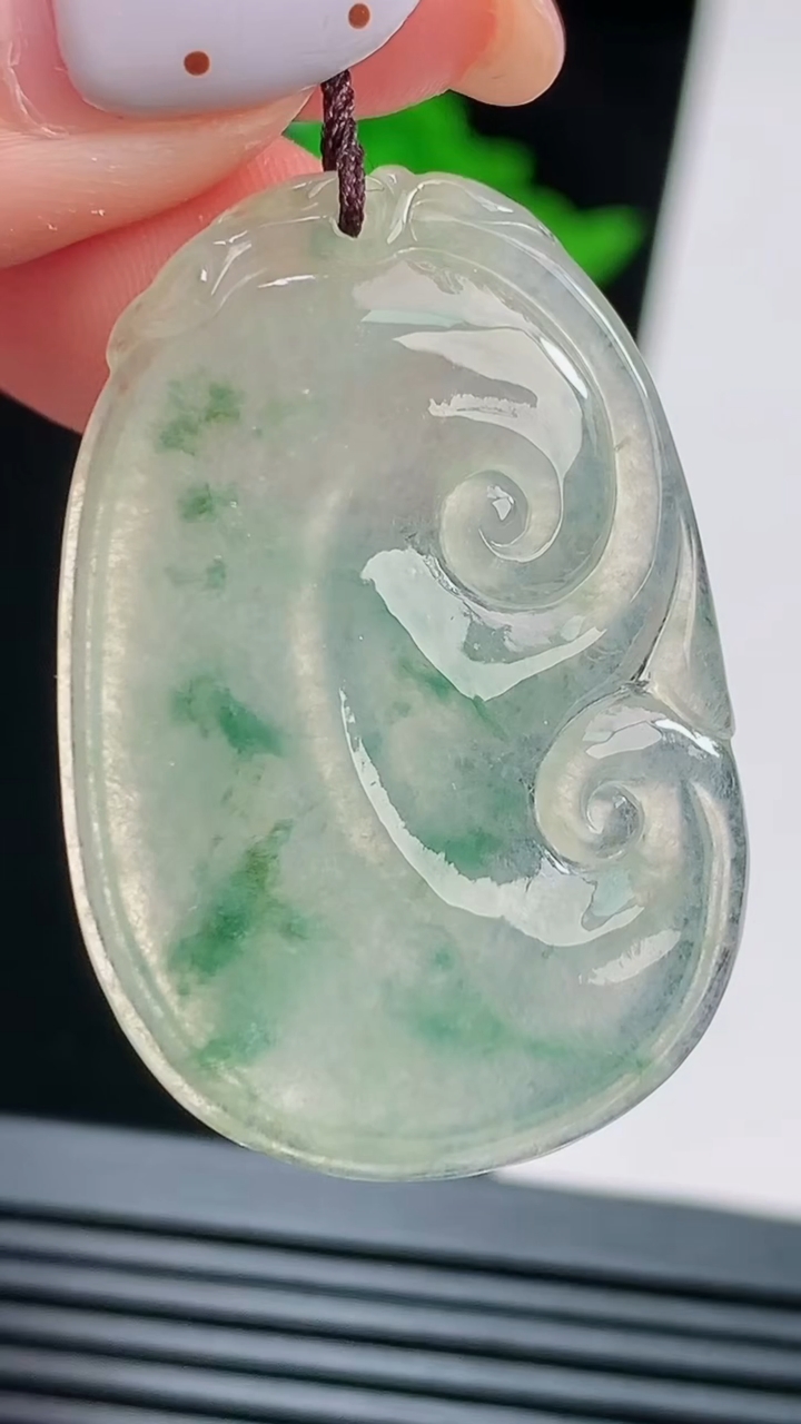 天然A货翡翠飘花如意吊坠，尺寸37-25-4，重量:6.81g
8月20日
