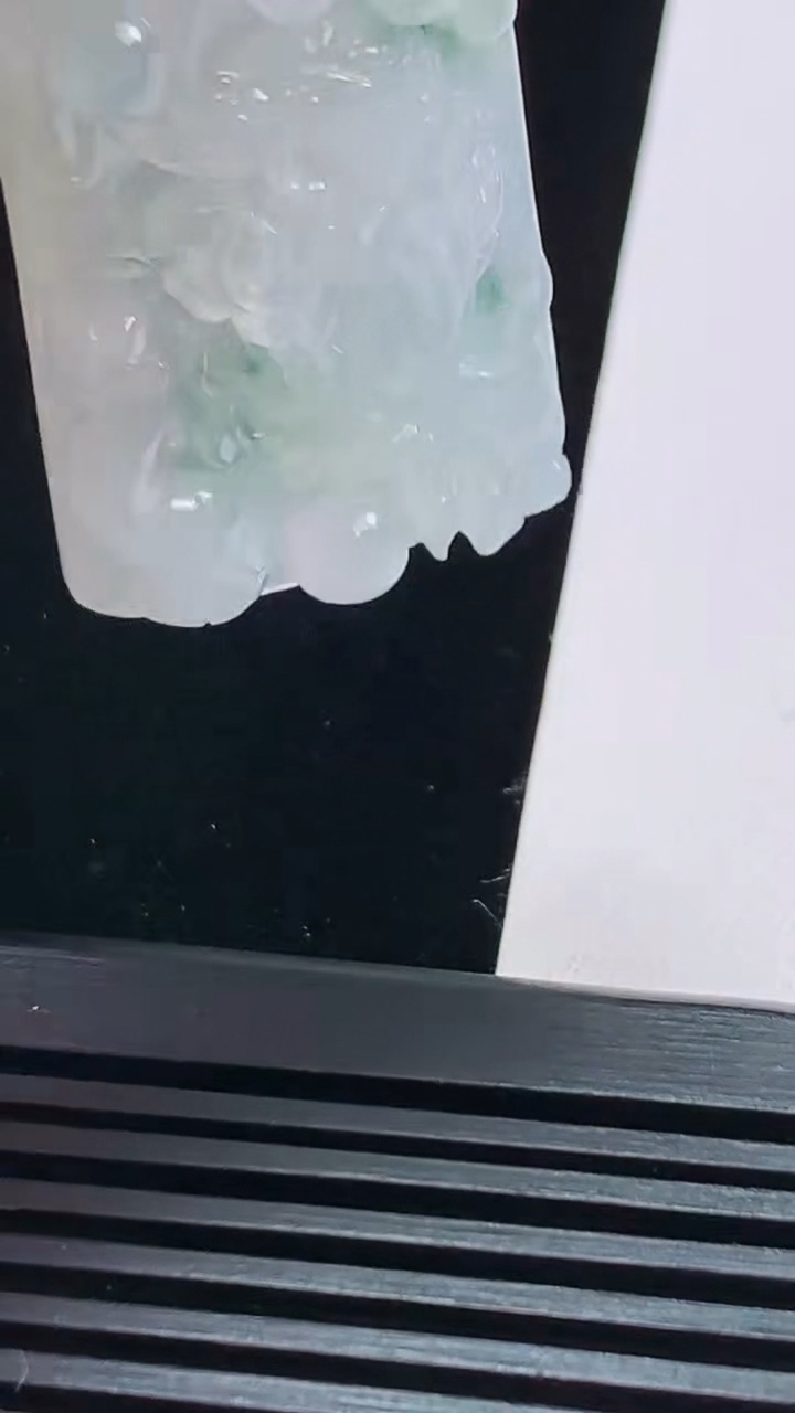 天然A货翡翠冰种飘花龙牌吊坠，尺寸52.5-28-6.6 重量:19.06g
8月20日