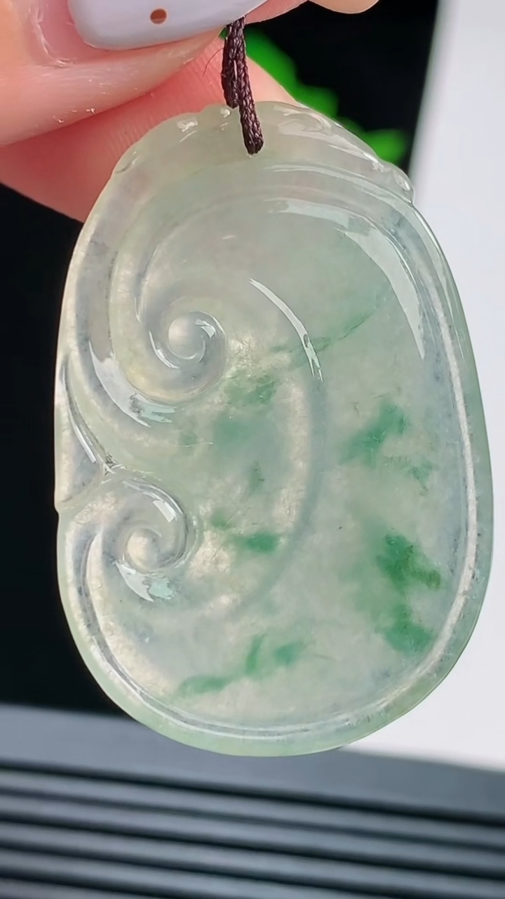 天然A货翡翠飘花如意吊坠，尺寸37-25-4，重量:6.81g
8月20日
