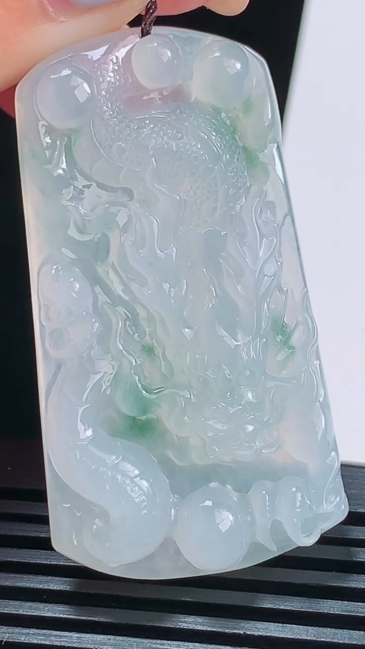 天然A货翡翠冰种飘花龙牌吊坠，尺寸52.5-28-6.6 重量:19.06g
8月20日