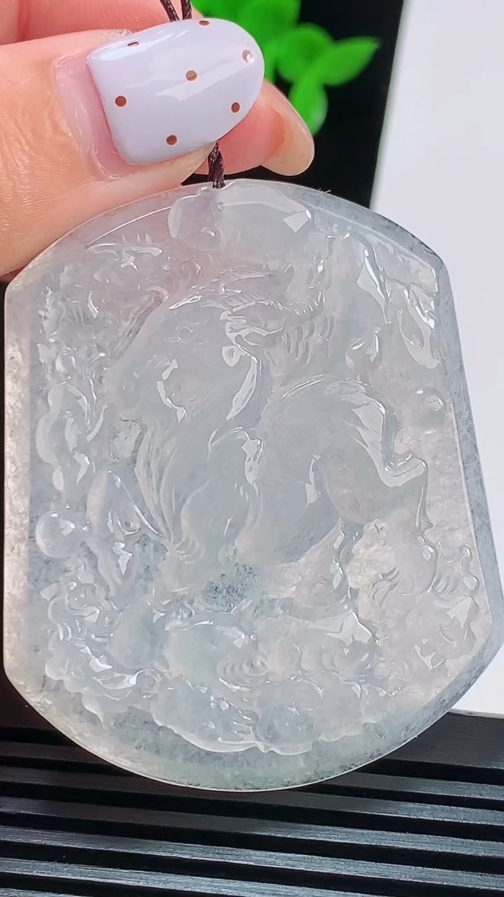 天然A货翡翠生肖羊牌吊坠，尺寸51-42-5 重量:25.19g
8月20日