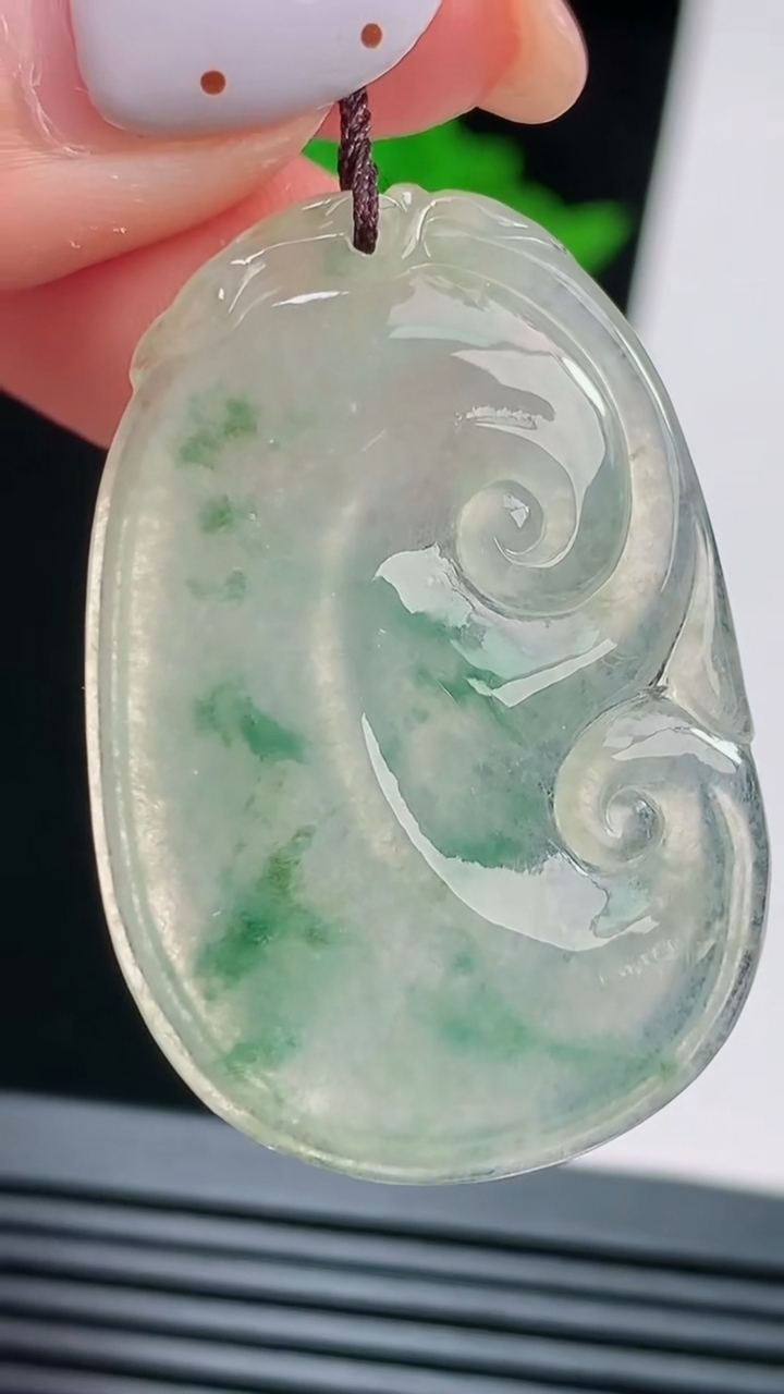 天然A货翡翠飘花如意吊坠，尺寸37-25-4，重量:6.81g
8月20日