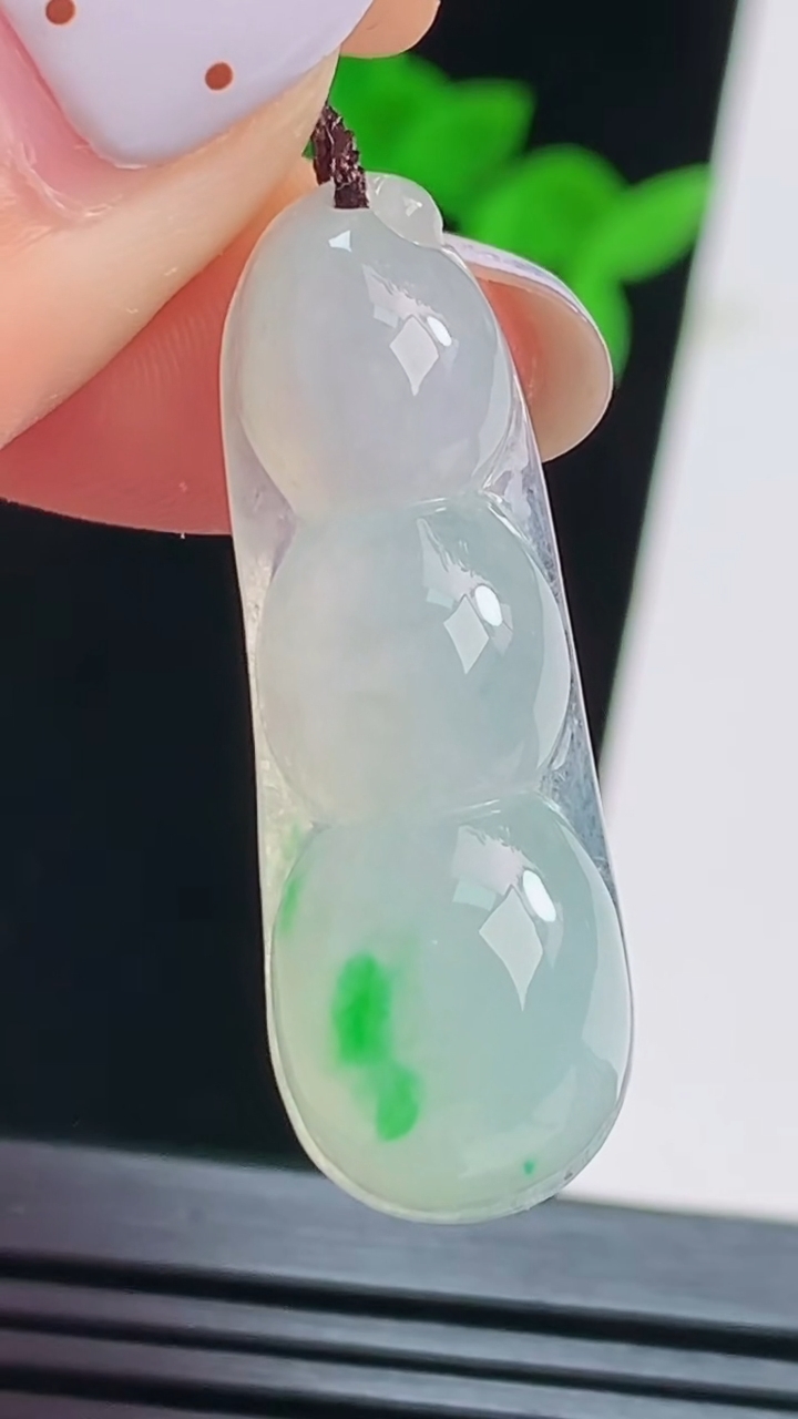 天然A货翡翠福豆吊坠，尺寸34-12-6.5 重量:4.36g
8月20日