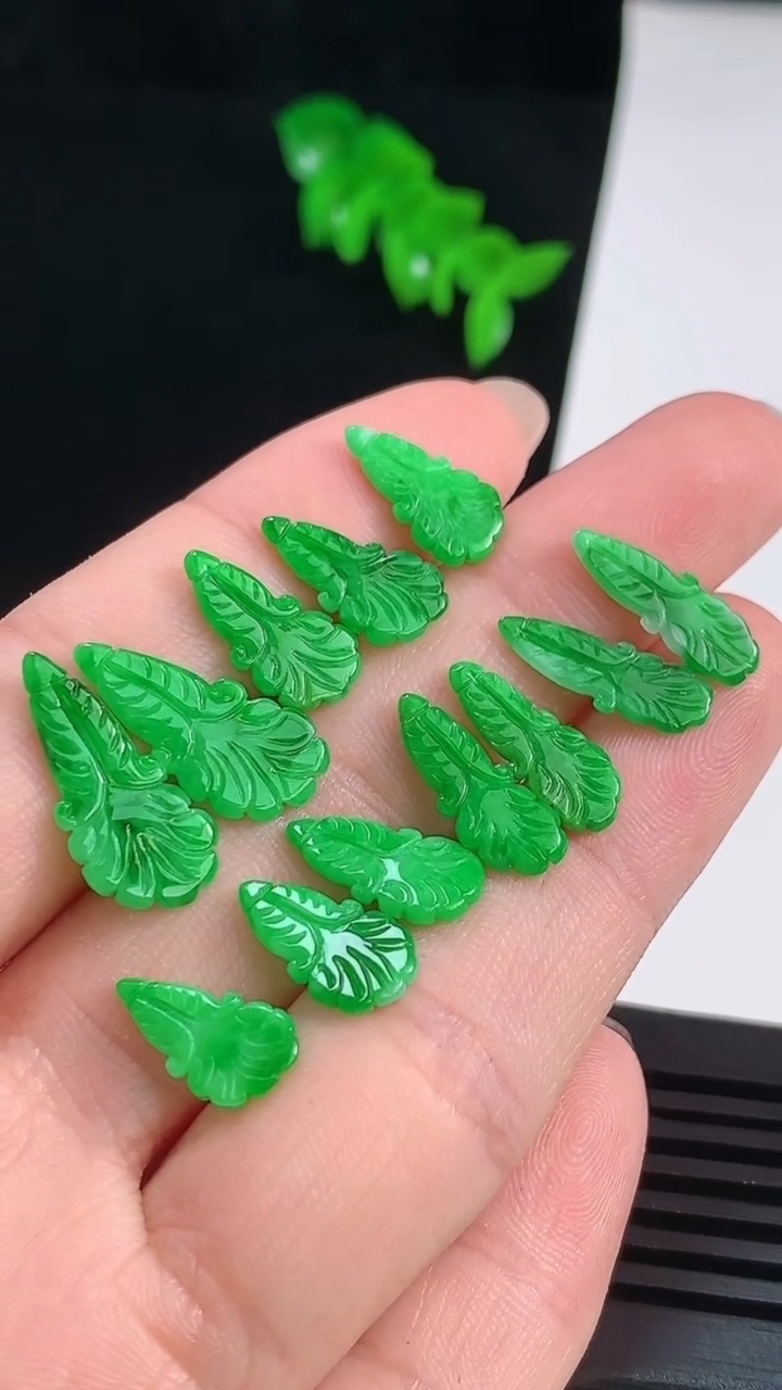 天然A货翡翠白菜吊坠一手，尺寸18-8.5-1.2 重量:3.34g
8月20日