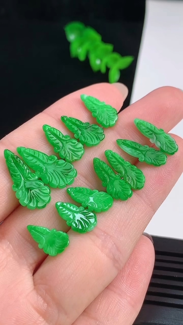 天然A货翡翠白菜吊坠一手，尺寸18-8.5-1.2 重量:3.34g
8月20日