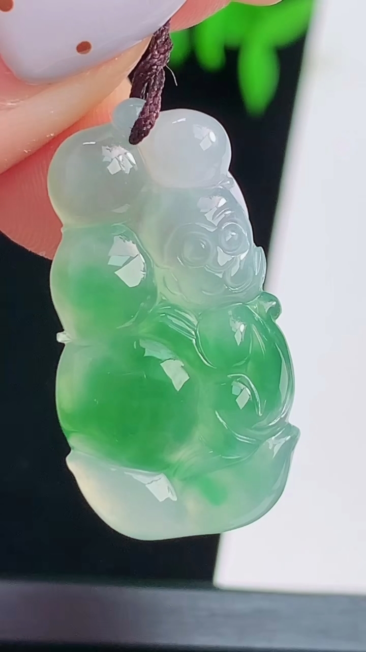 天然A货翡翠灵猴献瑞吊坠，尺寸27.5-15-4，重量:3.06g
8月20日