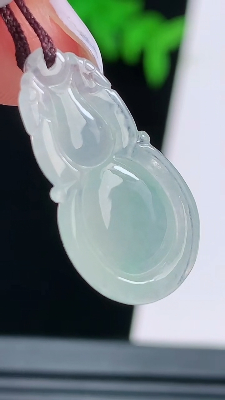 天然A货翡翠葫芦吊坠，尺寸23-12-6 重量:2.78g
8月20日