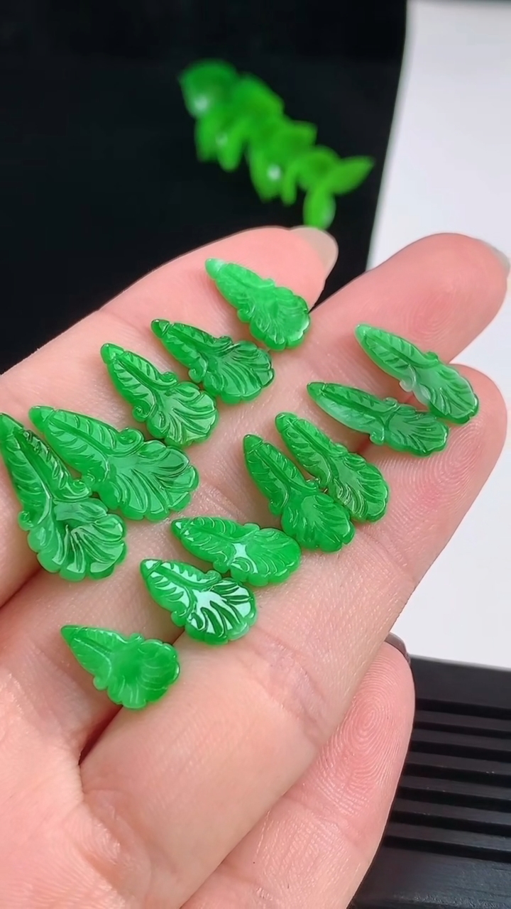天然A货翡翠白菜吊坠一手，尺寸18-8.5-1.2 重量:3.34g
8月20日