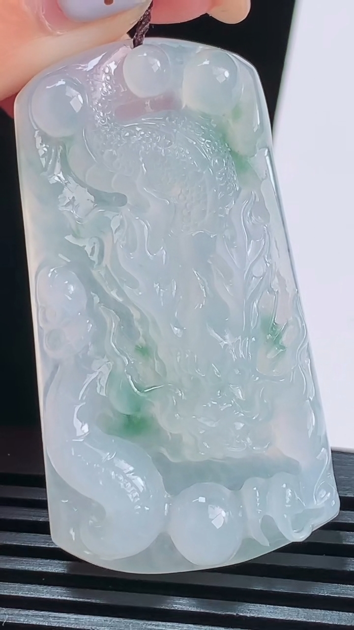 天然A货翡翠冰种飘花龙牌吊坠，尺寸52.5-28-6.6 重量:19.06g
8月20日