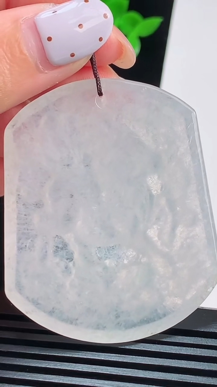 天然A货翡翠生肖羊牌吊坠，尺寸51-42-5 重量:25.19g
8月20日