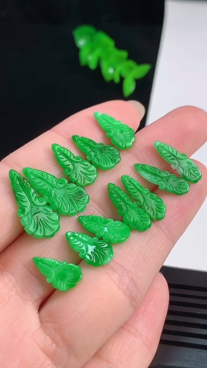 天然A货翡翠白菜吊坠一手，尺寸18-8.5-1.2 重量:3.34g
8月20日