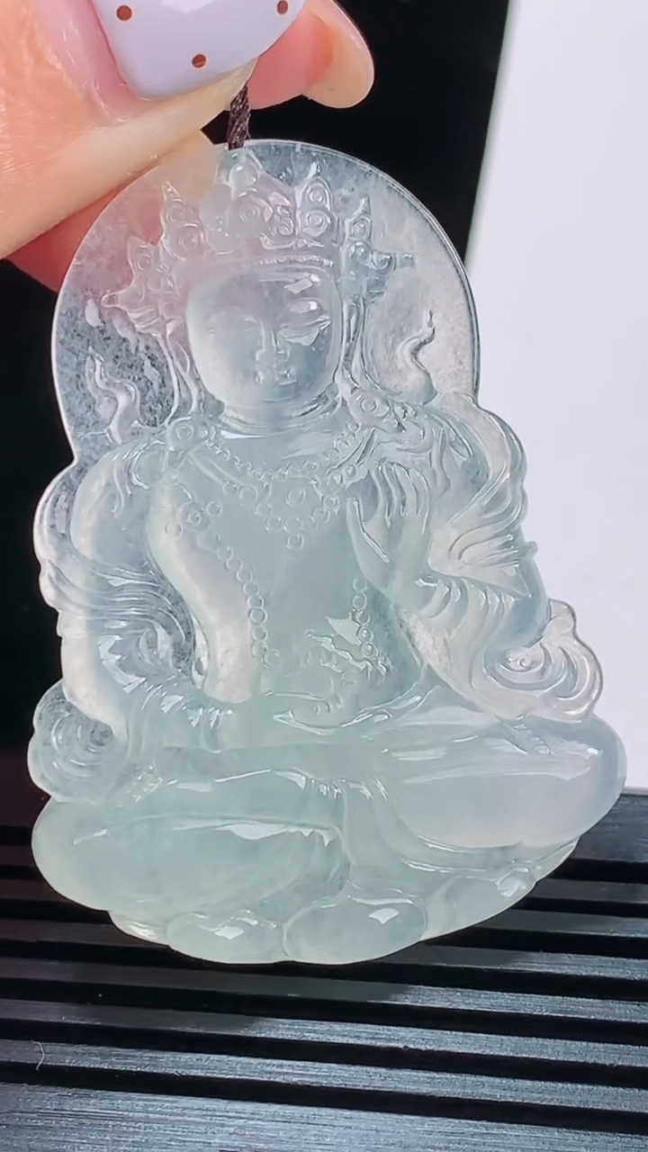 天然A货翡翠度母菩萨吊坠，尺寸51-37.5-4.5 重量:15.33g
8月20日