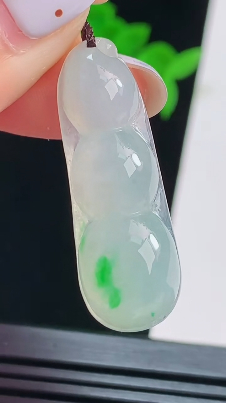 天然A货翡翠福豆吊坠，尺寸34-12-6.5 重量:4.36g
8月20日