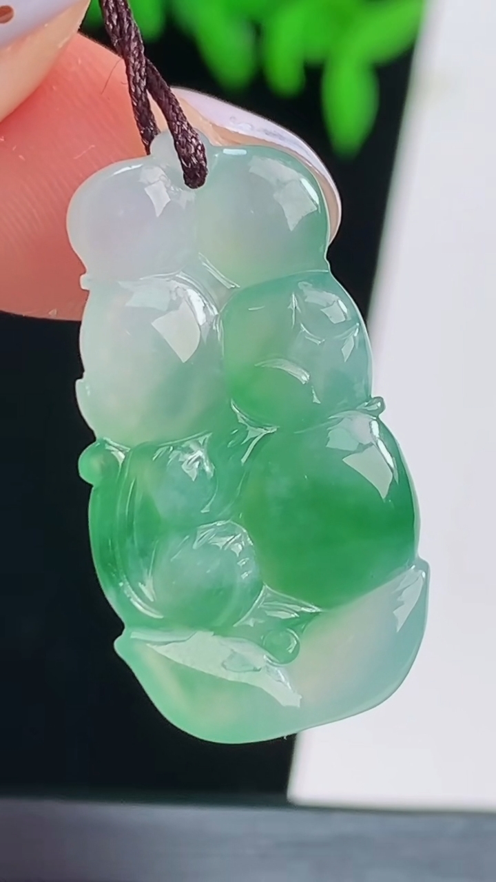 天然A货翡翠灵猴献瑞吊坠，尺寸27.5-15-4，重量:3.06g
8月20日
