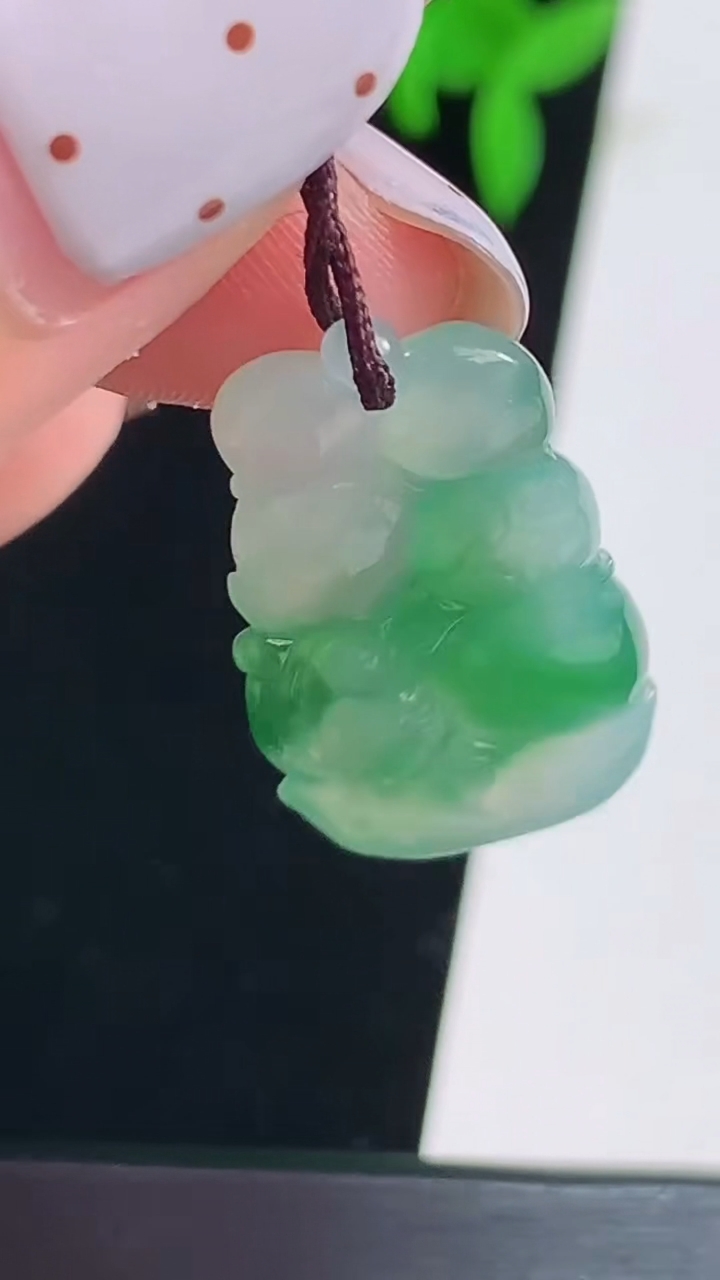 天然A货翡翠灵猴献瑞吊坠，尺寸27.5-15-4，重量:3.06g
8月20日