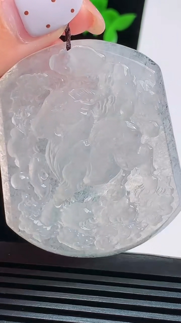 天然A货翡翠生肖羊牌吊坠，尺寸51-42-5 重量:25.19g
8月20日