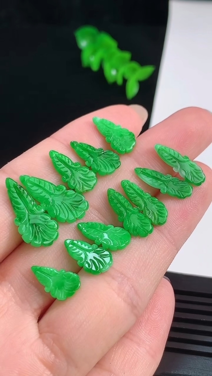 天然A货翡翠白菜吊坠一手，尺寸18-8.5-1.2 重量:3.34g
8月20日