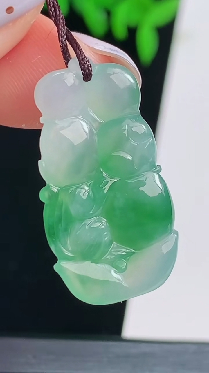 天然A货翡翠灵猴献瑞吊坠，尺寸27.5-15-4，重量:3.06g
8月20日
