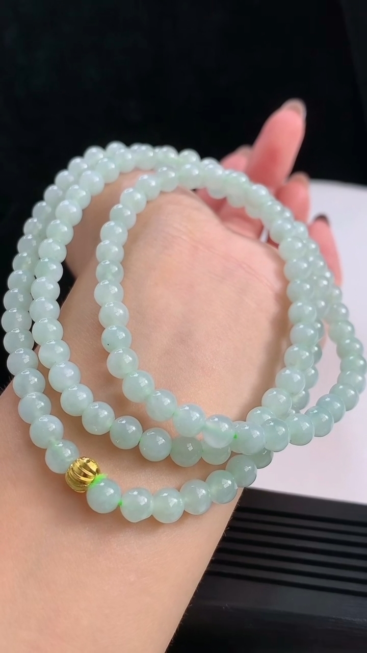 天然A货翡翠圆珠项链，尺寸5.5-118颗 重量:40.60g
8月20日