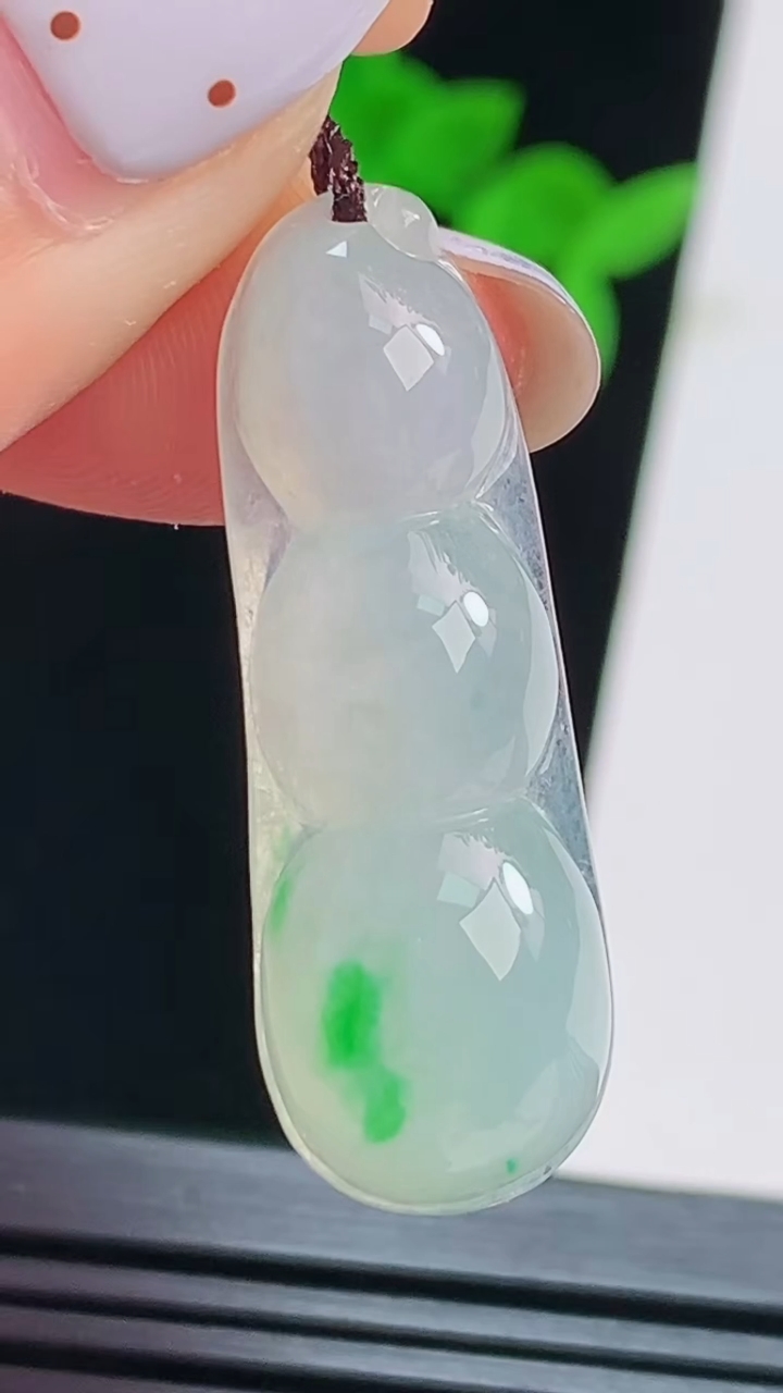 天然A货翡翠福豆吊坠，尺寸34-12-6.5 重量:4.36g
8月20日