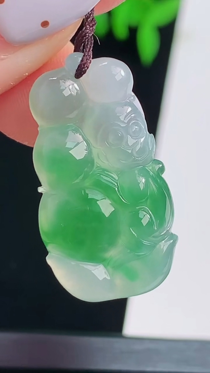 天然A货翡翠灵猴献瑞吊坠，尺寸27.5-15-4，重量:3.06g
8月20日