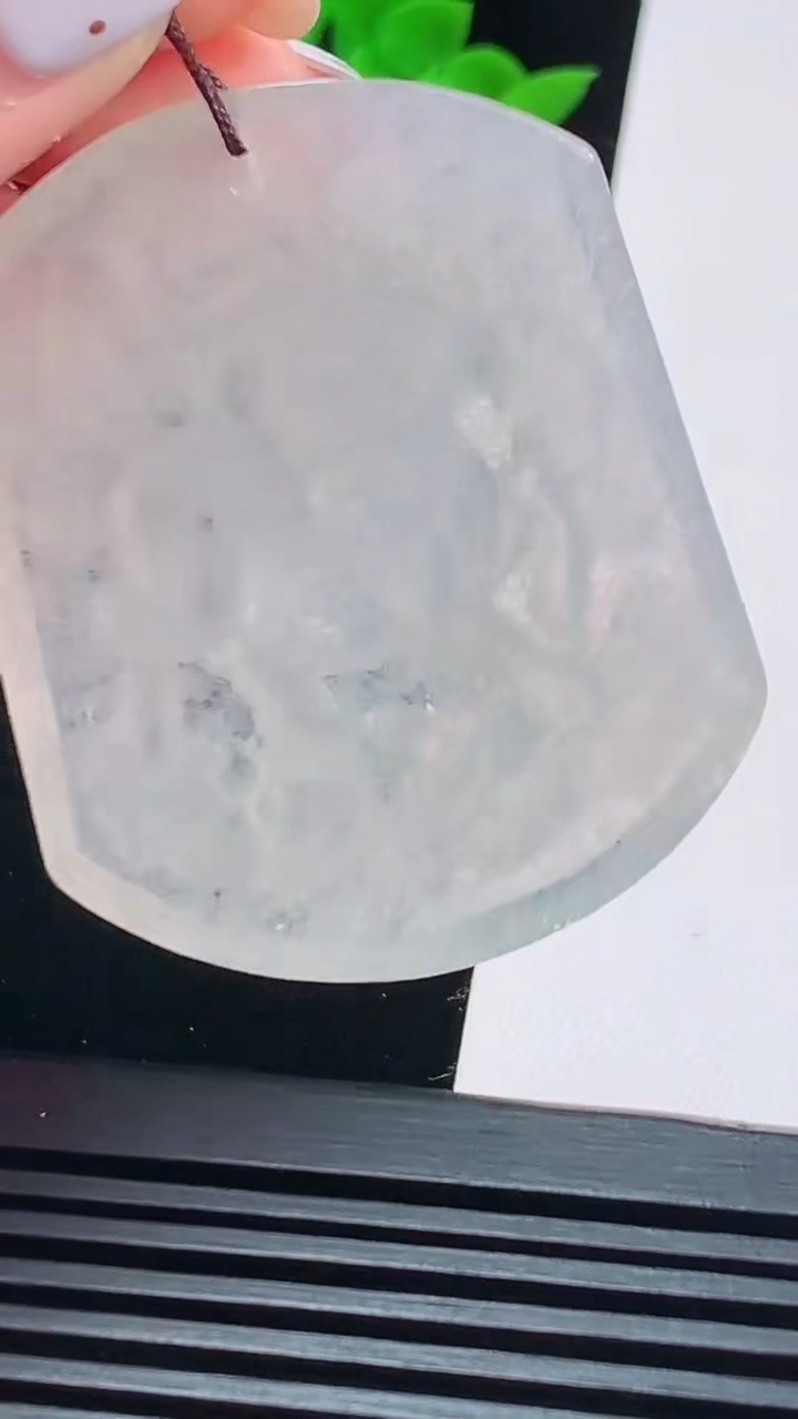 天然A货翡翠生肖羊牌吊坠，尺寸51-42-5 重量:25.19g
8月20日