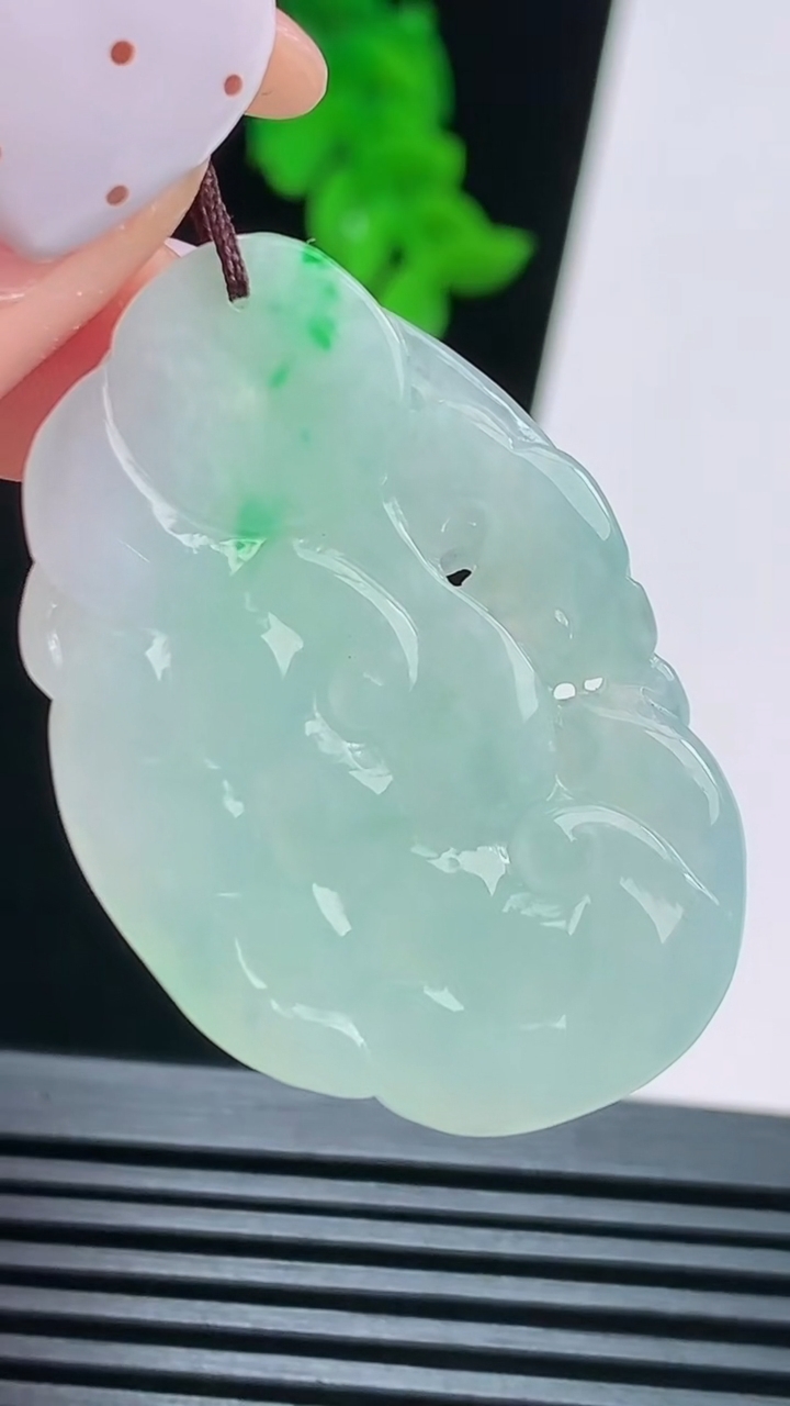 天然A货翡翠如意吊坠，尺寸39-25.6-3.8 重量:8.45g
8月21日