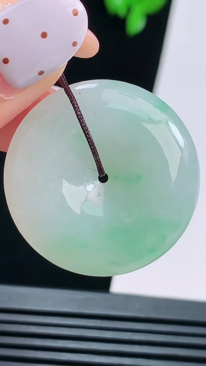 天然A货翡翠平安扣吊坠，尺寸29-6.2 重量:10.85g
8月21日