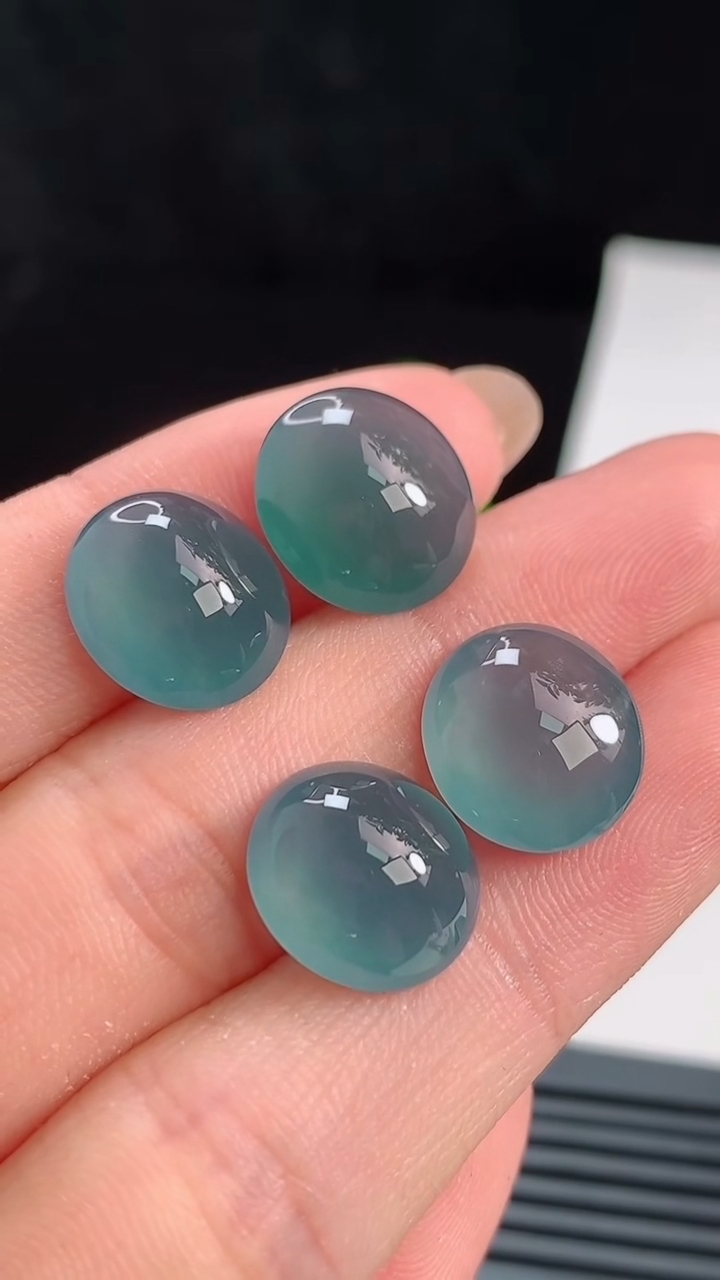 天然A货翡翠蛋面镶嵌件一手，尺寸13-11.5-5.8 重量:5.53g
8月21日