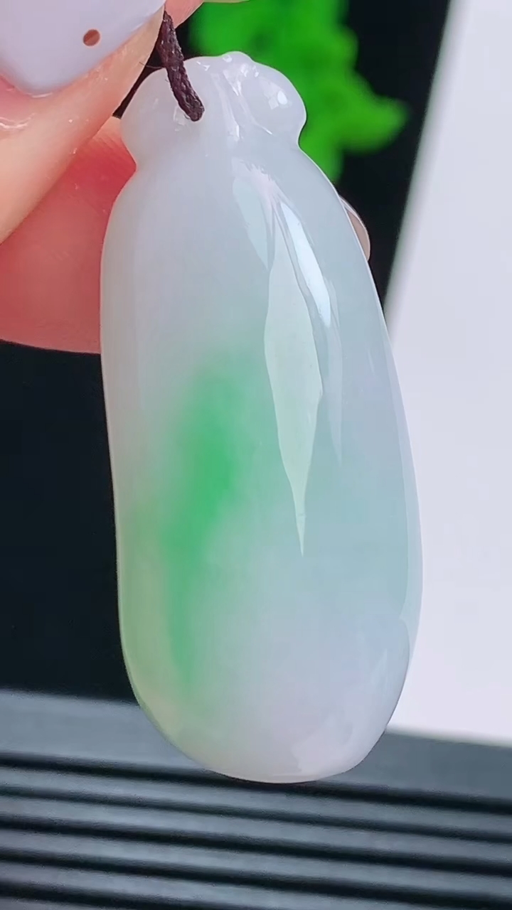 天然A货翡翠福瓜吊坠，尺寸38-16-8 重量:9.45g
8月21日