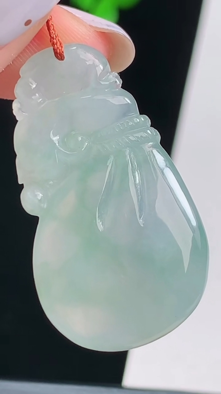 天然A货翡翠福袋吊坠，尺寸35-20-5.5 重量:7.60g
8月21日