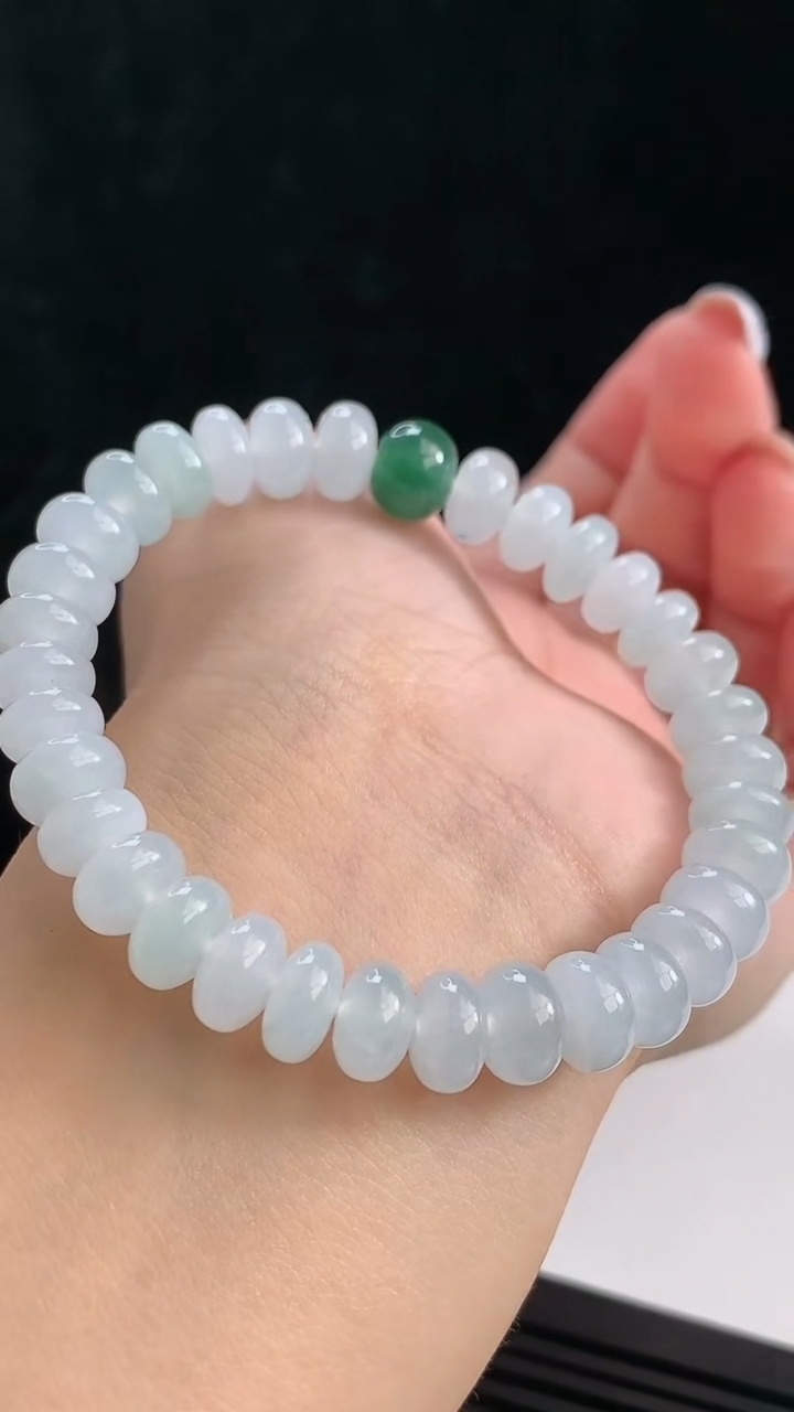 天然A货翡翠飘花算盘珠手串，尺寸8-4 重量:21.73g8月21日
工厂直销收藏佳品,种好水足，色泽均匀，有种有色，上手高大气！
