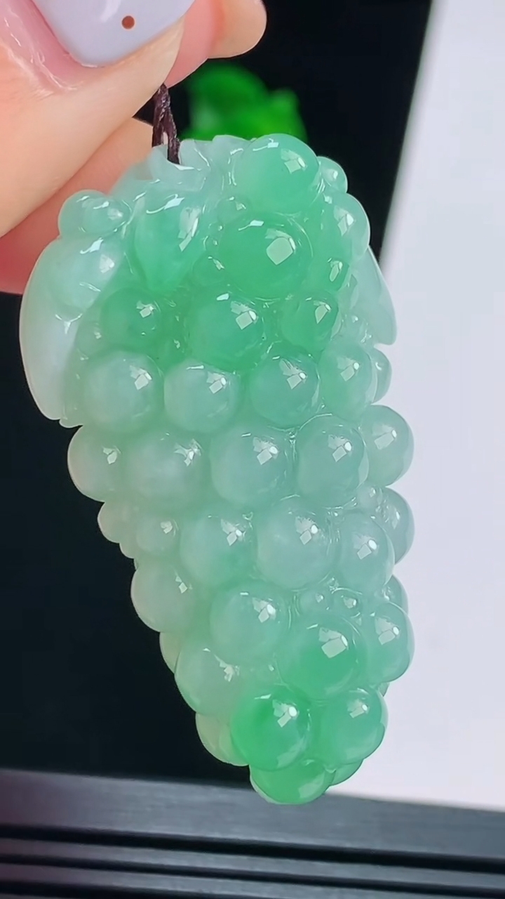 天然A货翡翠多子多福 葡萄吊坠，尺寸45.8-26-13 重量:23.97g
8月21日