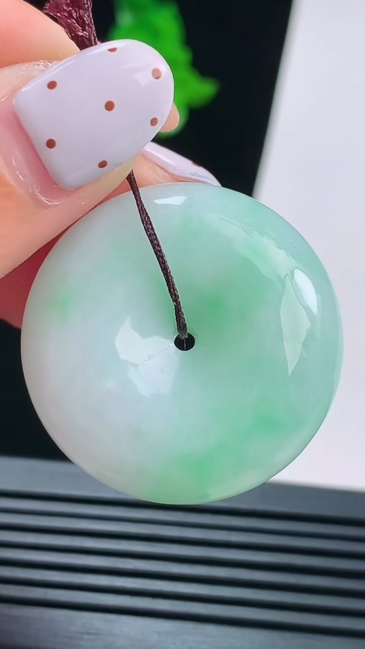 天然A货翡翠平安扣吊坠，尺寸31.5-11.5 重量:23.68g
8月21日