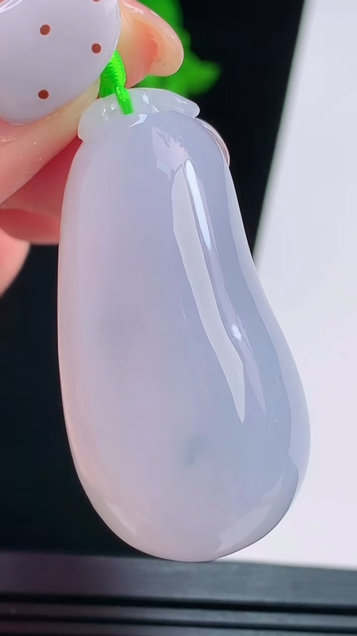 天然A货翡翠紫罗兰 飘花福瓜吊坠，尺寸43.5-22-11.2，重量:21.16g
8月21日
