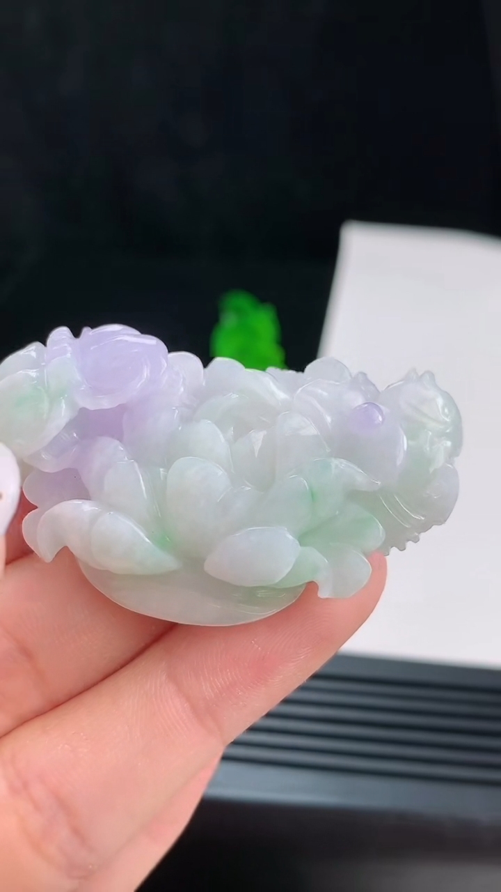 天然A货翡翠春带彩 紫罗兰莲花吊坠，尺寸52-28.6-11.8 重量:28.33g
8月21日