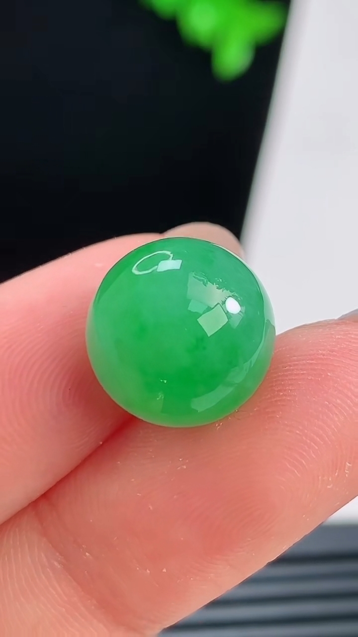 天然A货翡翠圆珠镶嵌件，尺寸12.5 重量:3.44g
8月21日