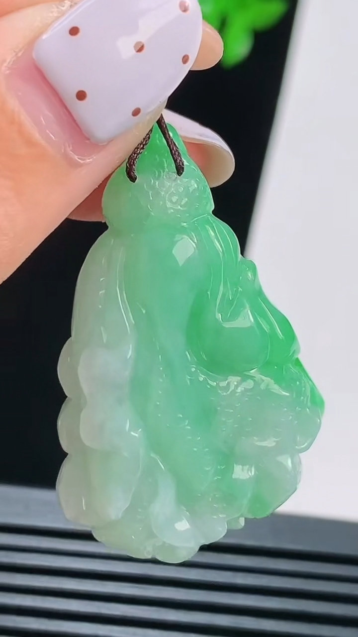 天然A货翡翠白菜吊坠，尺寸42-27.6-13 重量:19.45g
8月22日