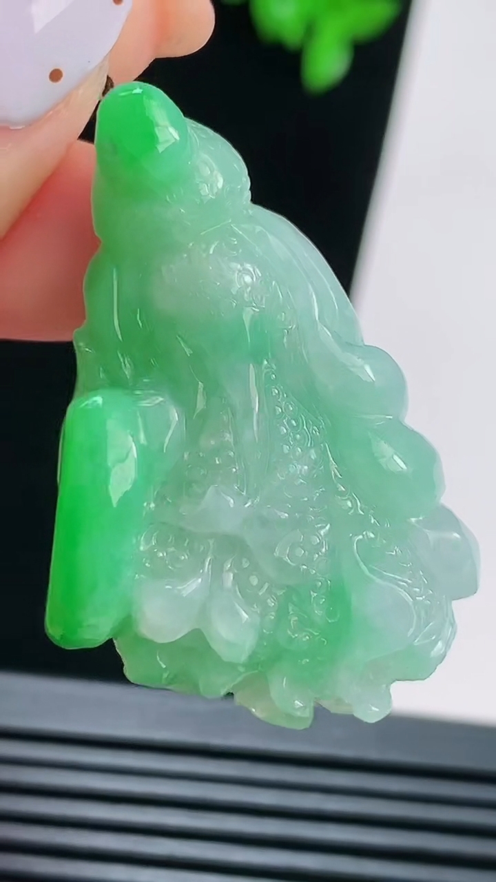 天然A货翡翠白菜吊坠，尺寸42-27.6-13 重量:19.45g
8月22日