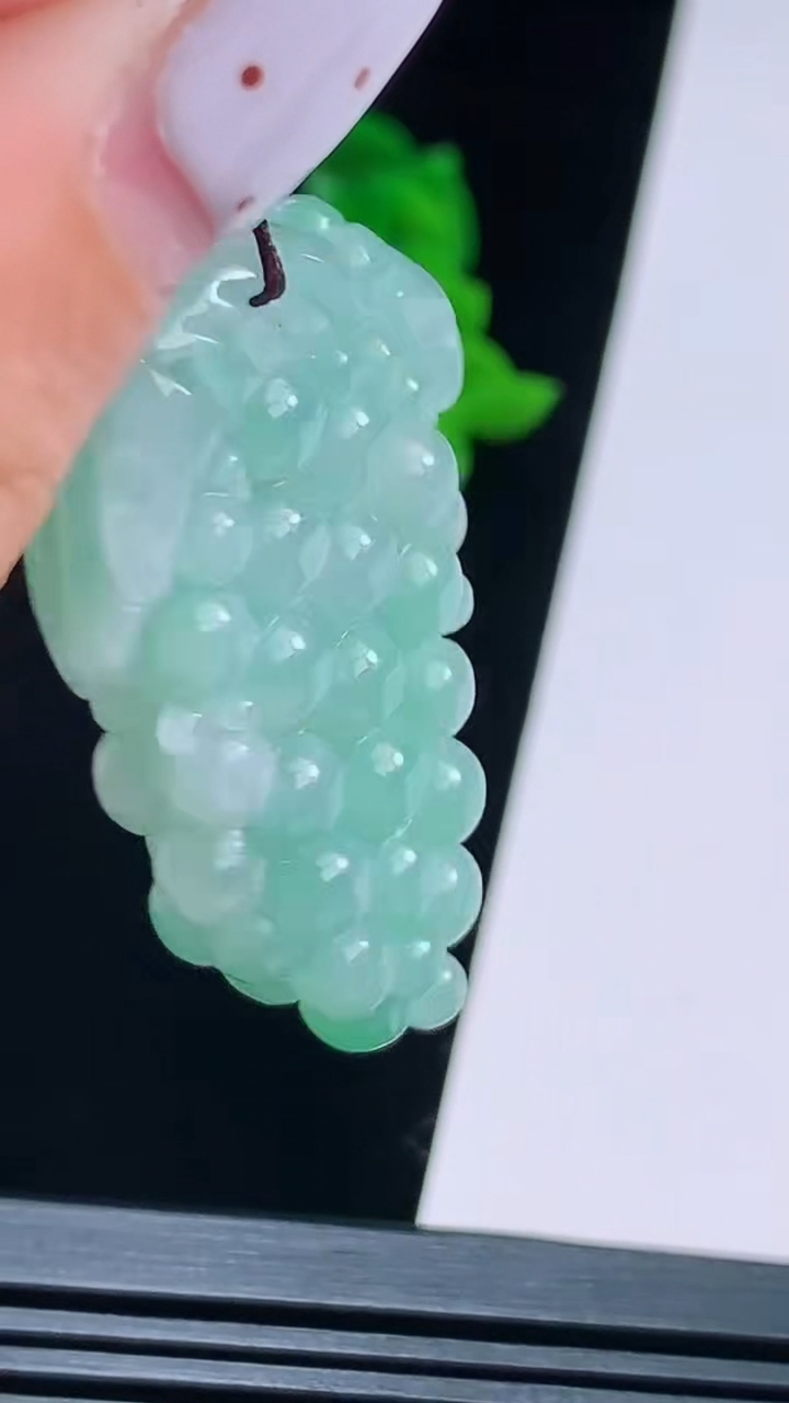 天然A货翡翠多子多福 葡萄吊坠，尺寸45.8-26-13 重量:23.97g
8月21日